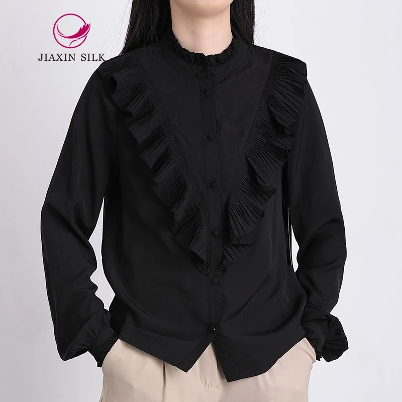 เสื้อเบลาส์คอตั้งสีดำพร้อมการออกแบบ Falbala